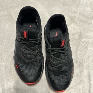 Boys pumas tennis shoes sz 13 youth